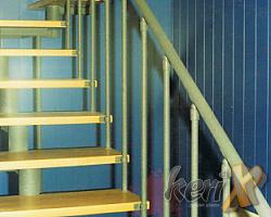 Schody ażurowe - segmentowe, stopnie bukowe lakierowane w kolorze naturalnym, balustrada prosta. Elementy stalowe malowane proszkowo w kolorze „stalowym strukturalnym”.   Wykonanie- Meszna, woj. śląskie. 