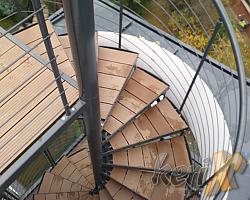 W październiku, w Warszawie przy ul. Przy Parku zamontowane zostały schody kręcone prowadzące z balkonu na tzw. zielony dach.